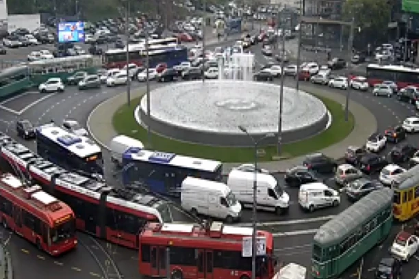 KOLAPS U BEOGRADU! Automobili stoje na Autokomandi, isto je i na Slaviji: EVO GDE SU JOŠ GUŽVE! (VIDEO)
