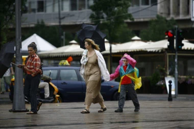 "POČELA JE VELIKA OLUJA!" Snažan vetar u Beogradu nosi sve pred sobom: Lete kontejneri po putu, oštećeno vozilo! (VIDEO)