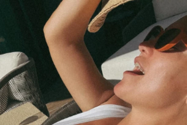 POKAZALA GRUDI PRED ROĐENIM BRATOM! Slavna glumica oduševljena NOVIM TRENDOM: "LAKŠE MALO, IMA DECE!"