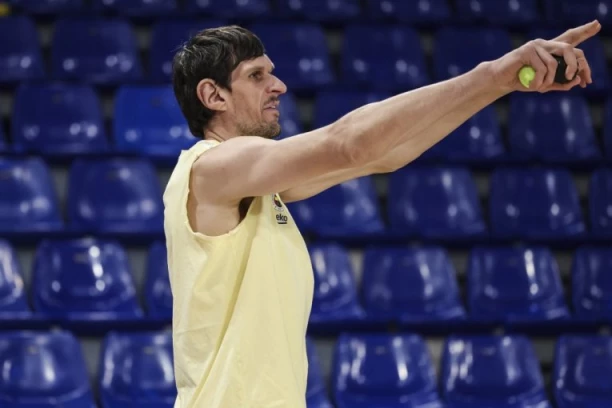 BOBI ZAPEVAO ROBOTU, A PESMA JE PRAVI HIT: Marjanović posle NBA pravi narodnjacima šou i po Kini