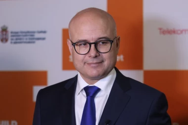 "VAŽNO JE DA UVEK I SVUGDE ZASTUPAJU I ŠTITE DRŽAVNE I NACIONALNE INTERESE"! Vučević čestitao novoj Vladi Srbije na izboru!