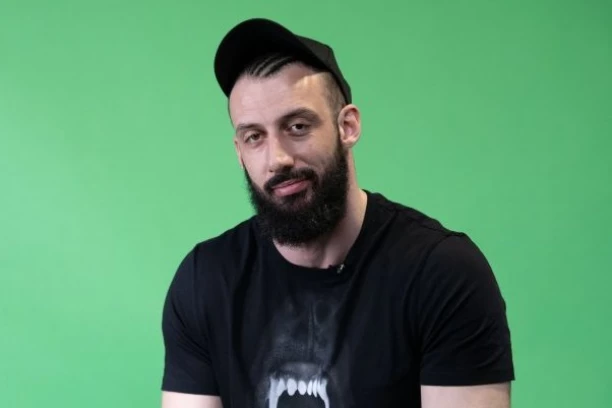 ĐEKSONOV AUTO UNIŠTILA POVREĐENA BIVŠA?! Reper razrešio misteriju - zavođenje ga skupo koštalo!