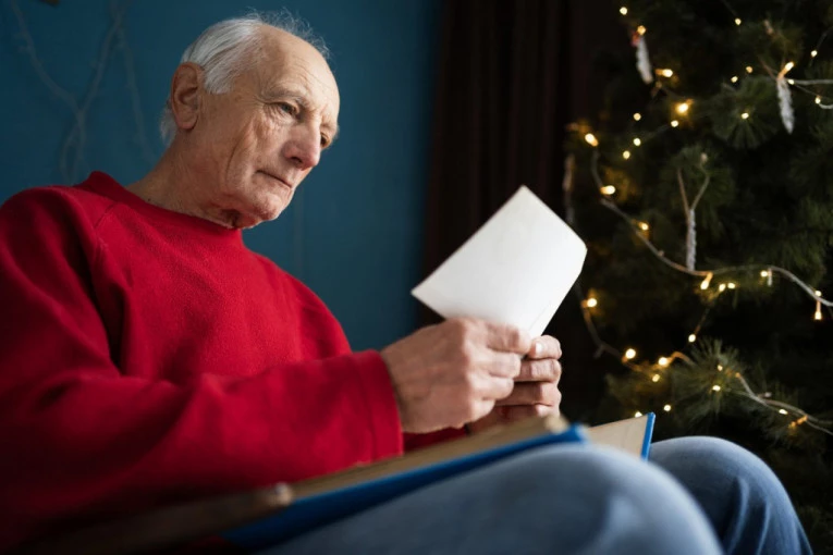 POSLE SMRTI SUPRUGE PRONAŠAO JE STARO, POŽUTELO PISMO: Kad ga je pročitao SLOMIO se - život mu se promenio iz korena! (VIDEO)