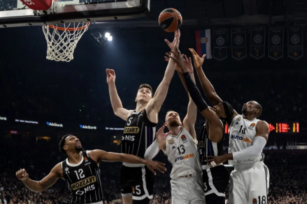 KOPRIVICA ZA VOĐSTVO! Neverovatno zakocavanje Partizanovog centra! (VIDEO)
