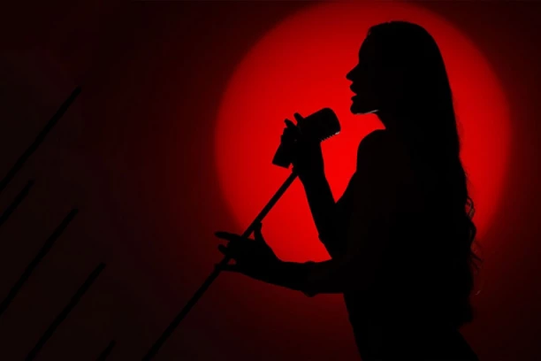 IZA OSMEHA NAŠE PEVAČICE KRILA SE TUGA! Pevala je "Na Uskrs sam se rodila", a život joj je UNIŠTILA porodična tragedija!