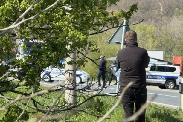 DRAMA U OBRENOVCU! Policiji prijavljeno da muškarac na parkingu vitla puškom!