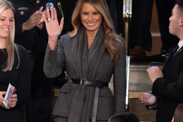 OVO SU NAJVEĆI MELANIJINI MODNI PROMAŠAJI: Ljudi su se krstili kada su je videli, u Keniji se stanovništvo uznemirilo, a jedan kaput joj i dalje ne praštaju! (FOTO)