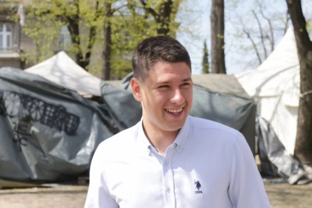 STUDENTI KOJI ŽELE DA UČE ORGANIZUJU KNJIŽEVNO POPODNE! Obeležavaju jedan od najznačajnijih datuma u srpskoj istoriji u Pionirskom parku!