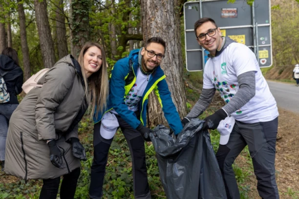 ODRŽANA AKCIJA POVODOM DANA ZAŠTITE PRIRODE Zajedničkim naporima za čistiju i lepšu Frušku goru