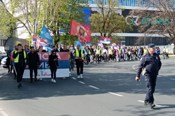 STIŽE POJAČANJE I SA NOVOG BEOGRADA! Vijore se srpske trobojke, građani nose odličnu energiju na svenarodni skup! (FOTO/VIDEO)