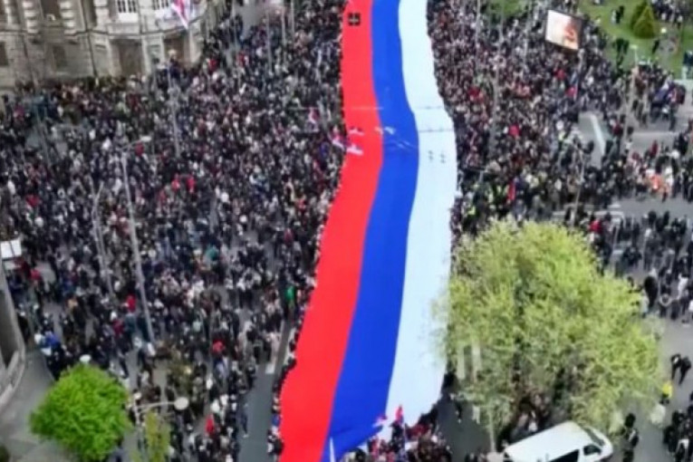 VUČIĆ KOD PIONIRSKOG PARKA DOČEKAO KOLONU SA NAJDUŽOM ZASTAVOM! Počeo sabor "NE DAMO SRBIJU"!