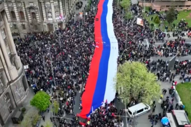 RAZVIJANJEM NAJVEĆE SRPSKE ZASTAVE NA SVETU ZAPOČEO PROGRAM ISPRED SKUPŠTINE: Čuje se Marš na Drinu, građanima će se pridružiti i PREDSEDNIK VUČIĆ (VIDEO)