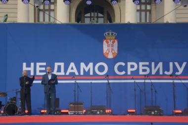 PREDSEDNIK VUČIĆ MEĐU NARODOM, DOČEKAO NAJVEĆU ZASTAVU: "Ljudi su radosni i veseli, BORIMO SE ZA ŽIVOT SRBIJE" (VIDEO)