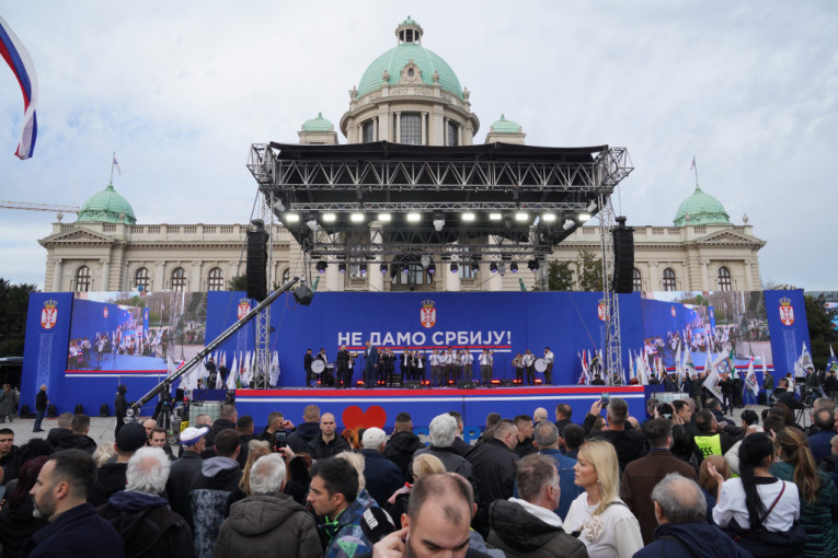 "ZAHVALJUJEMO SE PREDSEDNIKU VUČIĆU KOJI NAM JE DAO OD SRCA": Poljoprivrednik Jovo Matić svojim govorom oduševio okupljene ispred NARODNE SKUPŠTINE