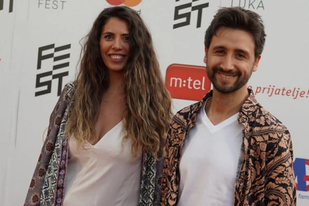 "KRENUO SAM DA JOJ SKIDAM HALJINU, A ONDA...": Poznati pevač progovorio o prvoj BRAČNOJ NOĆI sa suprugom, pa otkrio šta im se desilo!