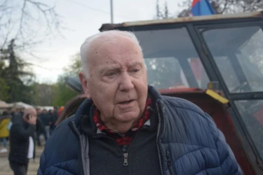 "SVI TREBA NA TRUBU DA IDEMO U DRAGAČEVO, NE TREBAJU NAM BLOKADE"! Pera Nešović došao na Svenarodni skup u Beograd jer mu dosta nasilja! (VIDEO/FOTO)