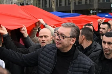 "OVO NIJE SAMO SKUP, OVO JE ZAVET"!  Predsednik Vučić se oglasio nakon početka Svenarodnog skupa u Beogradu i nošenja najveće zastave u istoriji Srbije! (FOTO)