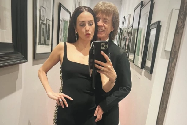 MIK DŽEGER VERIO 44 GODINE MLAĐU IZABRANICU: Poznati roker spreman da stane na ludi kamen u 81. godini! (FOTO)