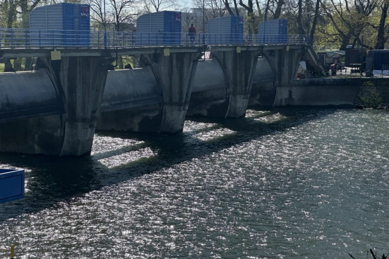 UŽAS U ČAČKU! MLADIĆ SKOČIO U MORAVU SA BRANE! Pokušao da ispliva ali ga je voda odnela! Nije poznato da li je ŽIV! (FOTO)