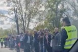 SPREČAVAJU GRAĐANE KOJI IDU NA VELIKI SABOR DA PROĐU! Blokaderi okupirali Obrenovac, grupisali se oko izlaza iz grada!  (FOTO/VIDEO)