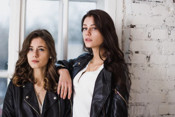 NA SVET JE DONELA BLIZNAKINJE I PALA U KOMU, a kada se probudila rekli su joj da njena deca nisu preživela! Devetnaest godina kasnije se saznala stravična istina - otac je PRODAO BEBE!(VIDEO)