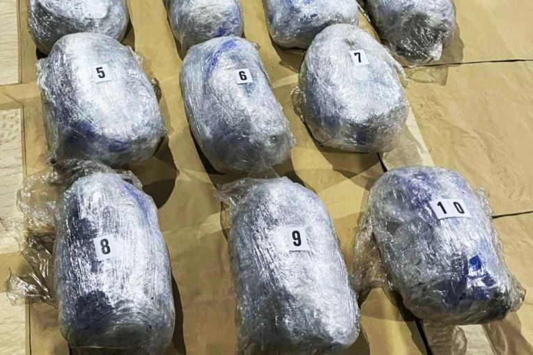 OTKRIVENO PREKO 155 HILJADA PSIHOAKTIVNIH LEKOVA! Policija zaustavila kamion kod Raške, a kada je naišla na rezervni točak ostala je u ŠOKU! (FOTO)