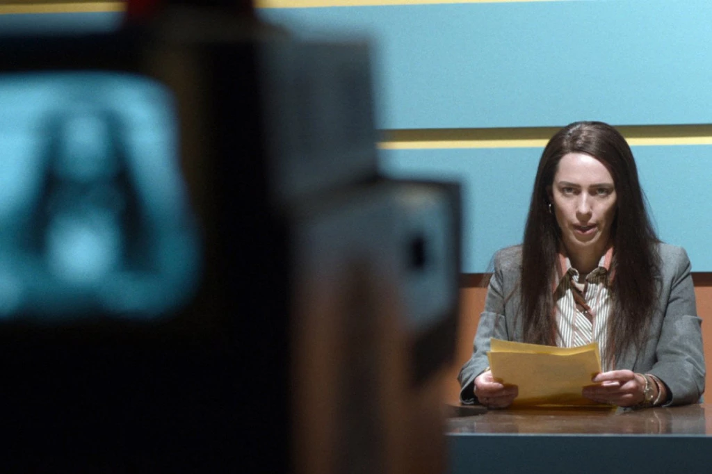 KRISTINA JE VODILA PROGRAM UŽIVO, A ONDA JE PRED KAMERAMA IZVADILA PIŠTOLJ I UPERILA GA SEBI U GLAVU: Svi su u neverici gledali šta će uraditi, a onda je izgovorila reči koje lede krv!