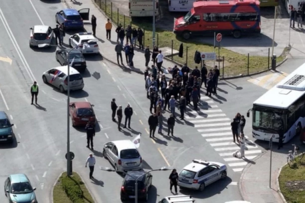 OVO JE SRAMOTA, MI NIKOME NISMO BRANILI DA IDU KUDA HOĆE! Studenti i opozicija u Čačku pokušali da blokiraju Autobusku stanicu! (FOTO)