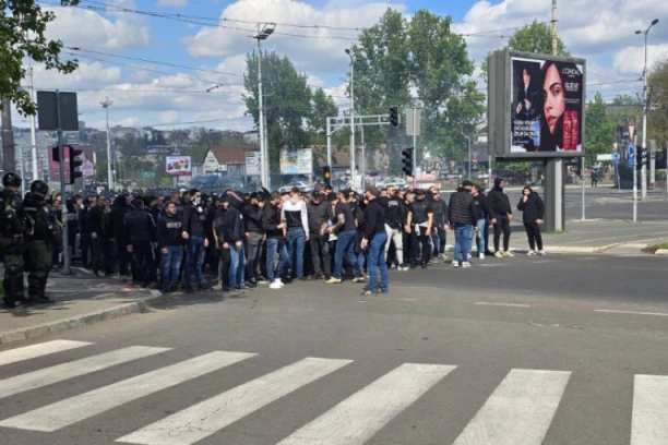 GROBARI KRENULI NA DERBI! Navijači Partizana marširaju ka Marakani! (FOTO GALERIJA + VIDEO)