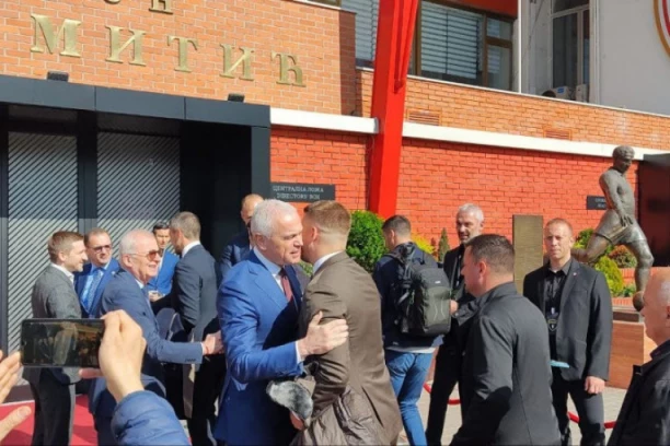 TERZIĆ I MIJATOVIĆ SE PONOVO GRLILI: Topao doček delegacije Partizana na Marakani (VIDEO+FOTO)