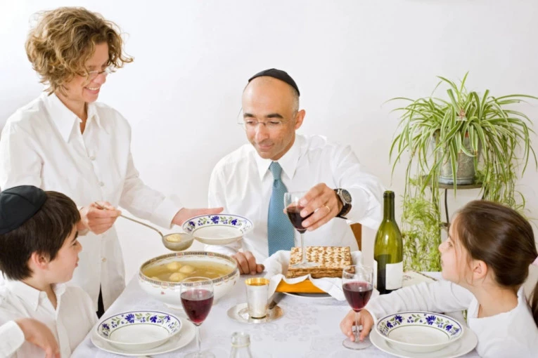 ZAŠTO JEVREJI VEČERAS JEDU BESKVASNI HLEB I OSTAVLJAJU ČAŠU VINA ZA PROROKA ILIJU: Praznik koji oblikuje identitet jednog naroda već hiljadama godina