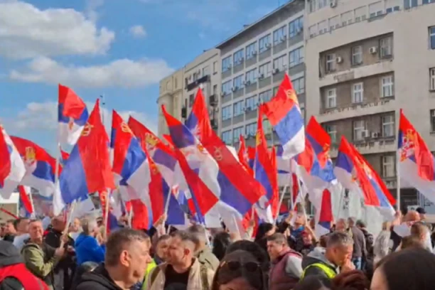 PRIZOR ZA PONOS! Srbi sa Kosova sa srpskim zastavama jasno poručiju da ne daju nikome svoju zemlju! (VIDEO)