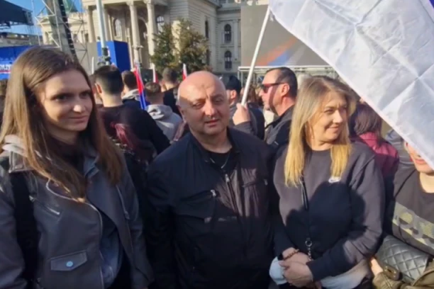 "HOĆEMO DA RADIMO, DA IDEMO NAPRED"! Grupa Zrenjaninaca došla da podrži Vučića i poručuje: "Srbija je naša zemlja, drugu nemamo"! (VIDEO)