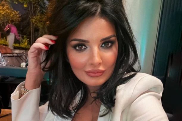 MILENA POPOVIĆ POZIRALA U NJEGOVOM ZAGRLJAJU NASRED ULICE U BEOGRADU: Danas svi pričaju o ovoj fotografiji (FOTO)