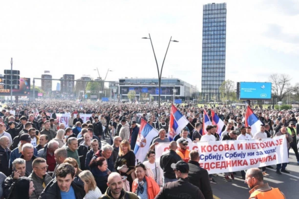 OŠTEĆEN AUTOBUS U BAČKOJ PALANCI KOJI JE KRENUO NA SKUP U BEOGRADU: Zna se kako je ispaljen hitac i ŠTA JE SA PUTNIKOM VOZILA