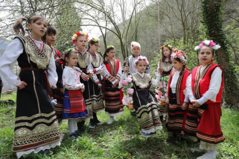 KO SU DEVOJKE LAZARICE? Običaj na Lazarevu subotu koji spaja veru, plodnost i narodnu duhovnost