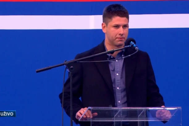 "DRAGO MI JE DA SMO RAZBILI MIT DA TAMO NEKA MASA ANONIMNIH LIKOVA MOŽE DA SRUŠI DRŽAVU"! Student Pavlović: "Ne bojte se, samo verujte"! (VIDEO)