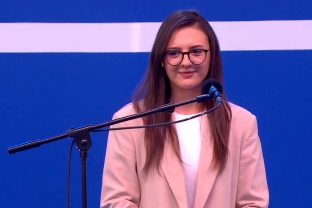 "NASTAVA NA MEDICINSKOM FAKULTETU U NIŠU POČINJE 15. APRILA"! Studentkinja Marija Stanković ovacijama pozdravljena na  Svenarodnom skupu!