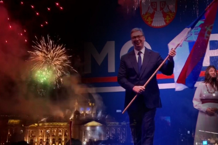 VELIČANSTVENI VATROMET I MOĆNA PORUKA: NE DAMO SRBIJU! Vučić se obratio celoj Srbiji!
