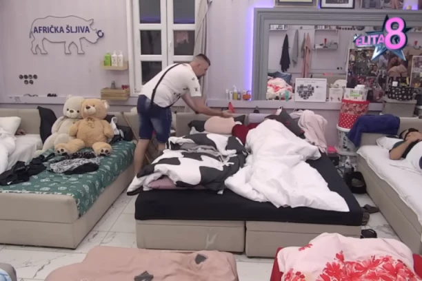 VEROVAO JE DA SPAVA, PRIŠUNJAO SE SA LEĐA! Korda uhvaćen na delu - UZEO JE POKLON NAMENJEN ZA ANELI I LUKU!