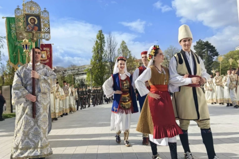BEOGRAD OBASJAN DEČJOM RADOŠĆU I MOLITVAMA: Uz veličanstvenu litiju na Vrbicu, prestonica pretvorena u reku vere i ljubavi (FOTO)