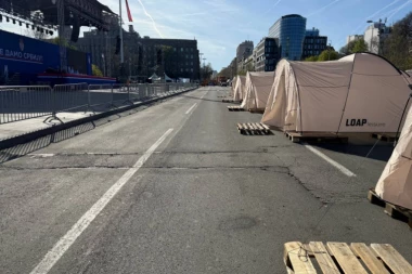 ČISTO KAO APOTEKA! Posetili smo plato ispred Narodne skupštine gde je juče bilo stotine hiljada ljudi na ISTORIJSKOM SKUPU! (FOTO)