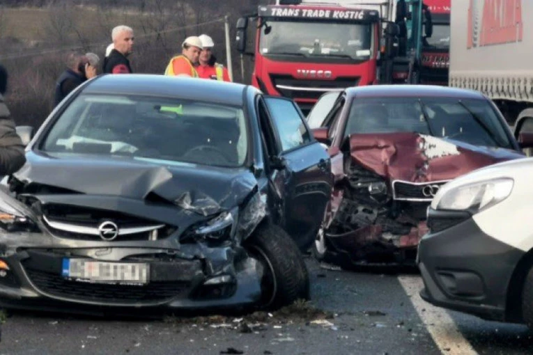 TRAGEDIJA IZBEGNUTA ZA DLAKU: Težak sudar u Sevojnu, vozila smrskana stoje nasred kolovoza