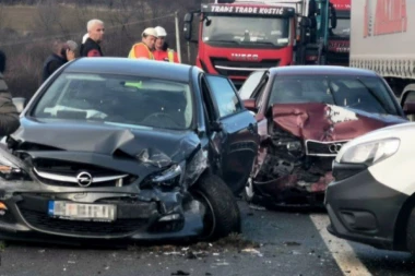 TRAGEDIJA IZBEGNUTA ZA DLAKU: Težak sudar u Sevojnu, vozila smrskana stoje nasred kolovoza