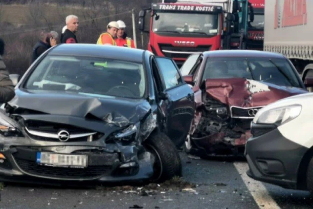 TRAGEDIJA IZBEGNUTA ZA DLAKU: Težak sudar u Sevojnu, vozila smrskana stoje nasred kolovoza