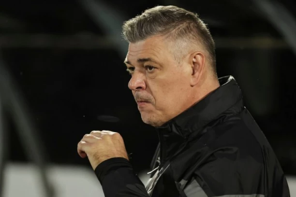 LEGENDA PARTIZANA I SRBIJE UHVAĆENA NA DELU: Pogledajte kakvu lepoticu šeta Savo Milošević! (FOTO,VIDEO)