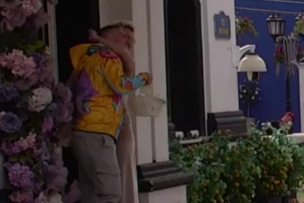 ČEKALA DA ANĐELA OKRENE LEĐA, PA ZGRABILA GASTOZA! Šok-scene u "Eliti 8", učesnica ga ŠČEPALA pred kamerama i ne pušta! (VIDEO)