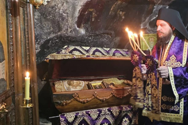 MOLITVA PRED SVETIM VASILIJEM: Vladika Sergije služio liturgiju kod moštiju Čudotvorca Ostroškog