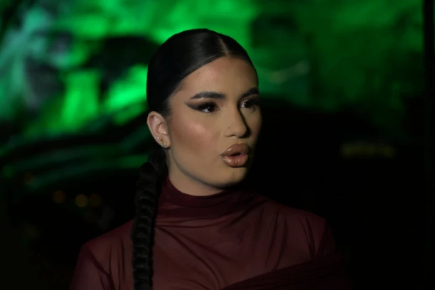 NAŠAMARALI MAJKU ZORANE MIĆANOVIĆ, NJU GURALI I UDARALI: Novi detalji FIZIČKOG nasilja, pevačica navukla TRAUMU za ceo život: "Plašim se..."