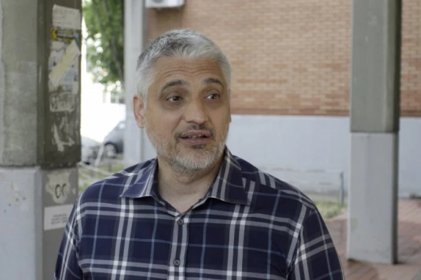 OVAKVOG ČEDU JOVANOVIĆA JOŠ NISTE VIDELI! Snimak političara u kuhinji ostavlja i vrsne domaćice bez tekta - VEŠTO MOTA SARME, PA IH SLAŽE U LONAC SA OVIM! (VIDEO)